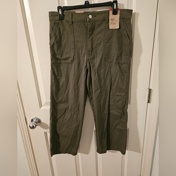 Levi's NWT Utility Pants Green Olive Waterproof Size 32x27 - Picture 1 of 4